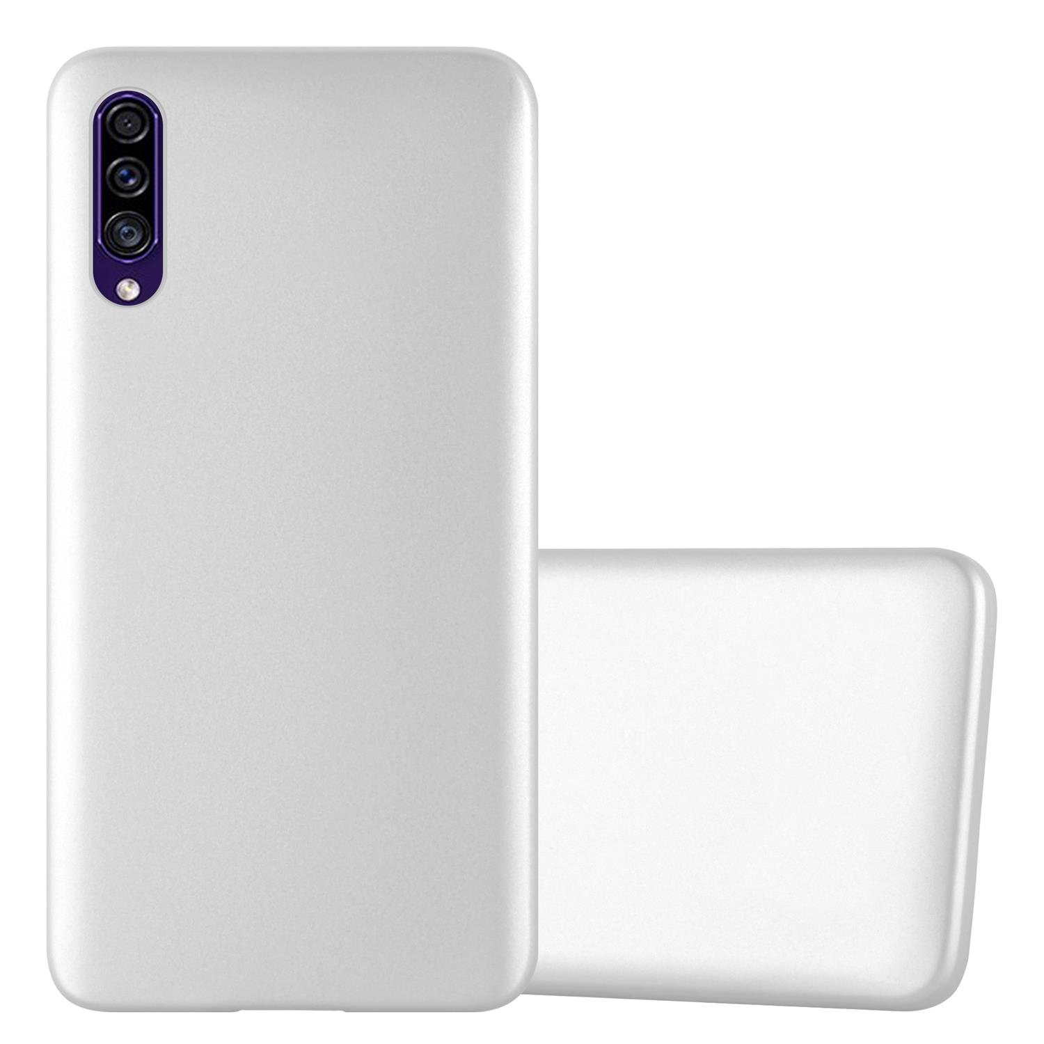 Telefono con custodia. La custodia è argentata. Ci sono tre fotocamere. La custodia è in piedi.