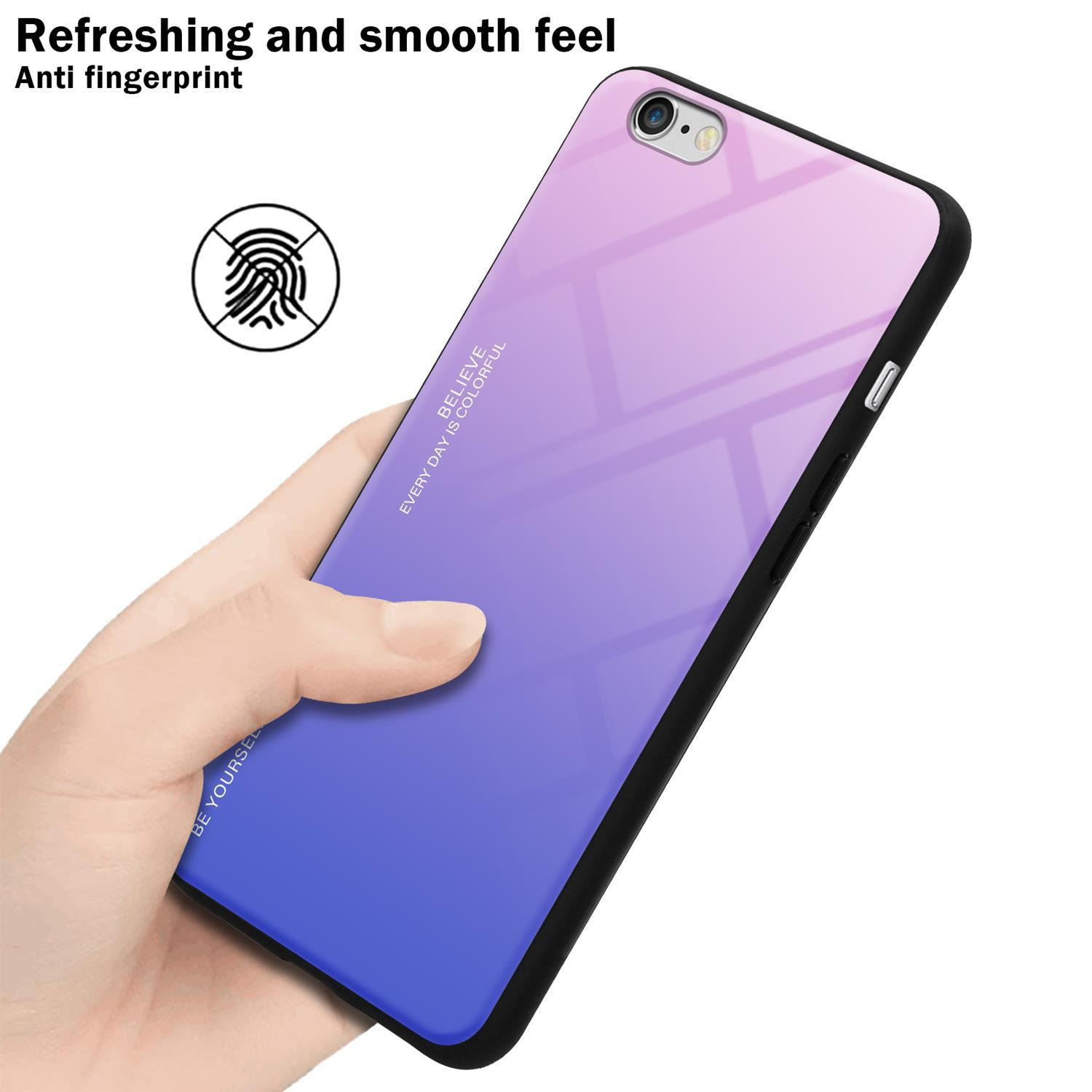 Mano sosteniendo una funda de teléfono con degradado azul-morado. La funda tiene un borde negro. Texto: Sensación refrescante y suave, anti-huellas.