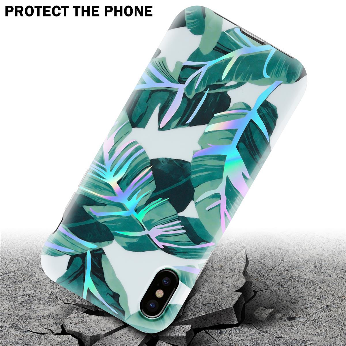 Custodia per telefono con un design a foglie tropicali, che cade su un terreno crepato. La custodia è bianca con foglie verdi e olografiche.