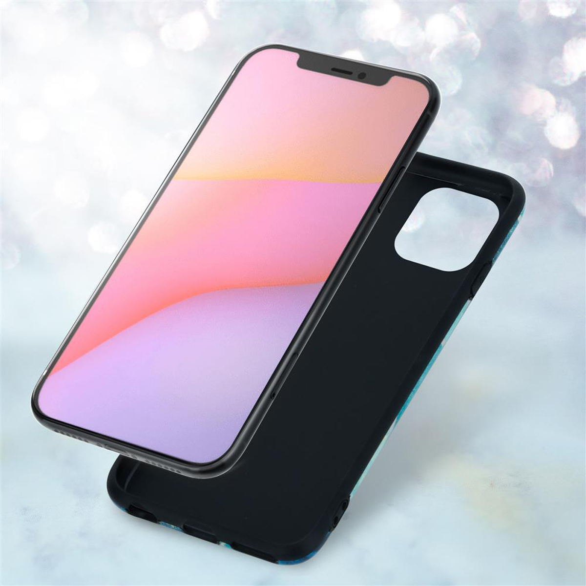 Un telefono con schermo rosa e viola è accanto alla sua custodia nera. Sfondo bokeh.