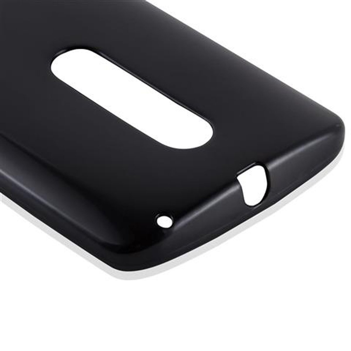Custodia per telefono nera. Primo piano sul retro con un grande foro per la fotocamera.