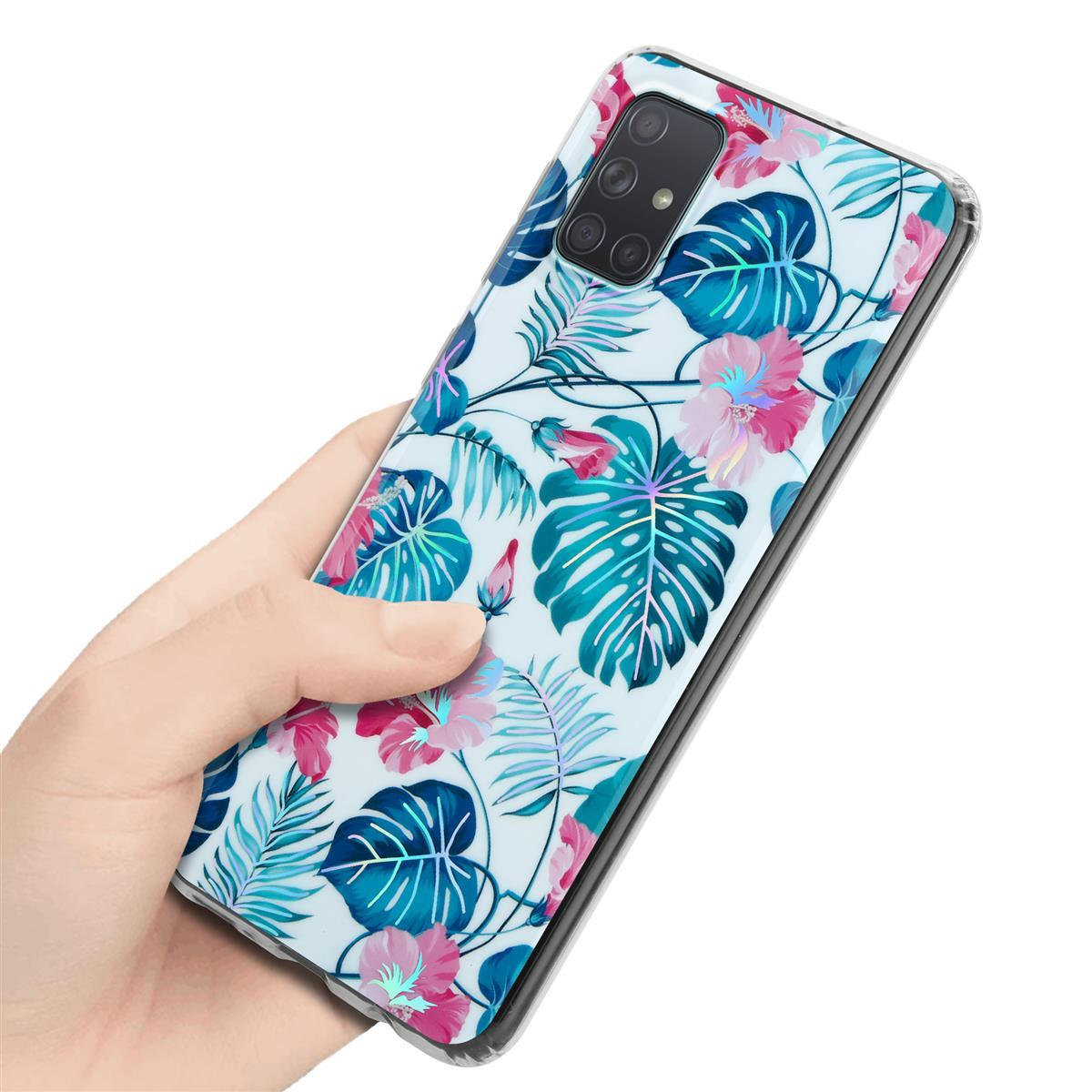 Hand hält eine Handyhülle mit floralem Design. Rosa und blaue Blumen mit grünen Blättern auf weißem Grund.