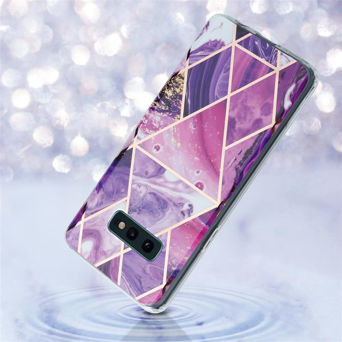 Una custodia con un design geometrico viola e oro, con uno sfondo sfocato.