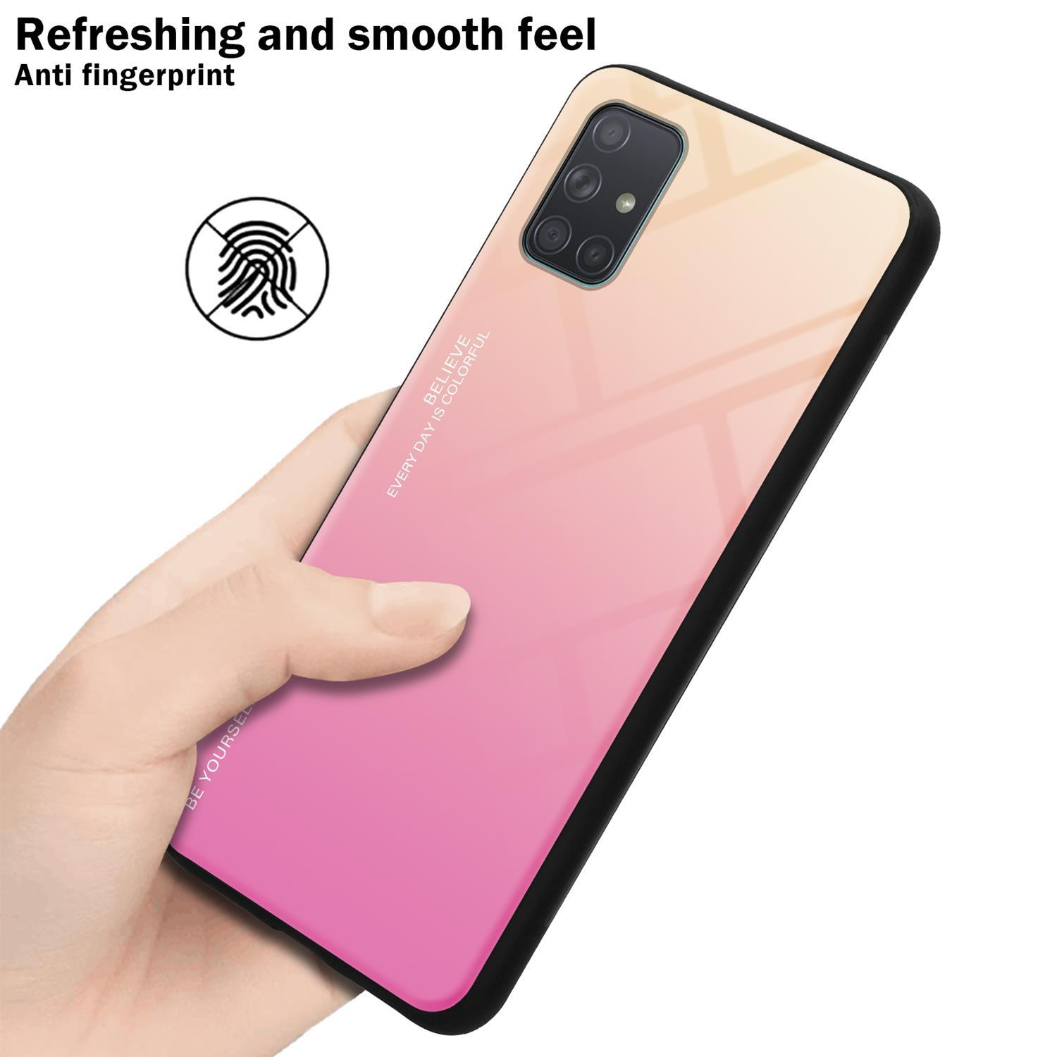 Una mano che tiene un telefono con un gradiente rosa e giallo sul retro.