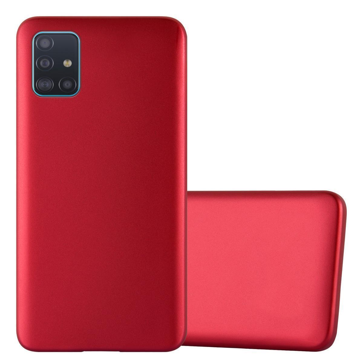 Rote Handyhülle mit Telefon darin. Das Telefon hat mehrere Kameralinsen. Weißer Hintergrund.