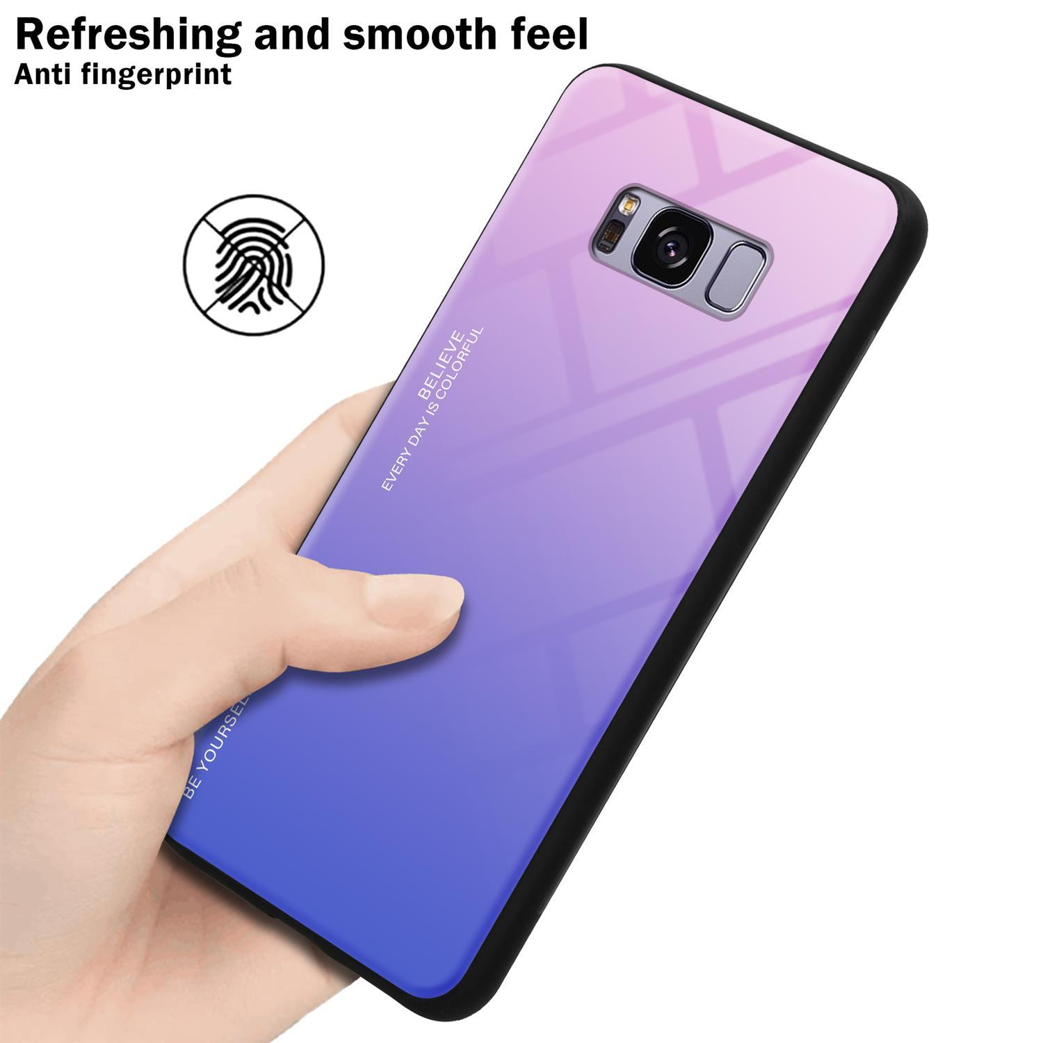 Mano che tiene un telefono con una custodia sfumata viola. Il telefono mostra un logo.