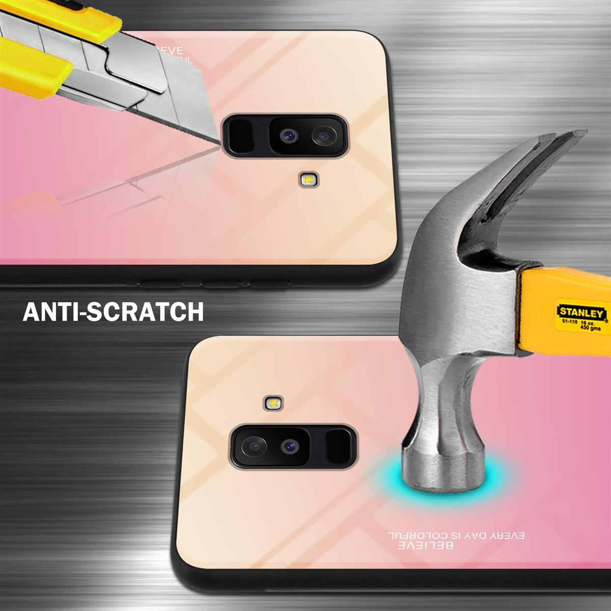 Due custodie per telefoni con sfumatura rosa e pesca vengono testate per la resistenza ai graffi con taglierino e martello.