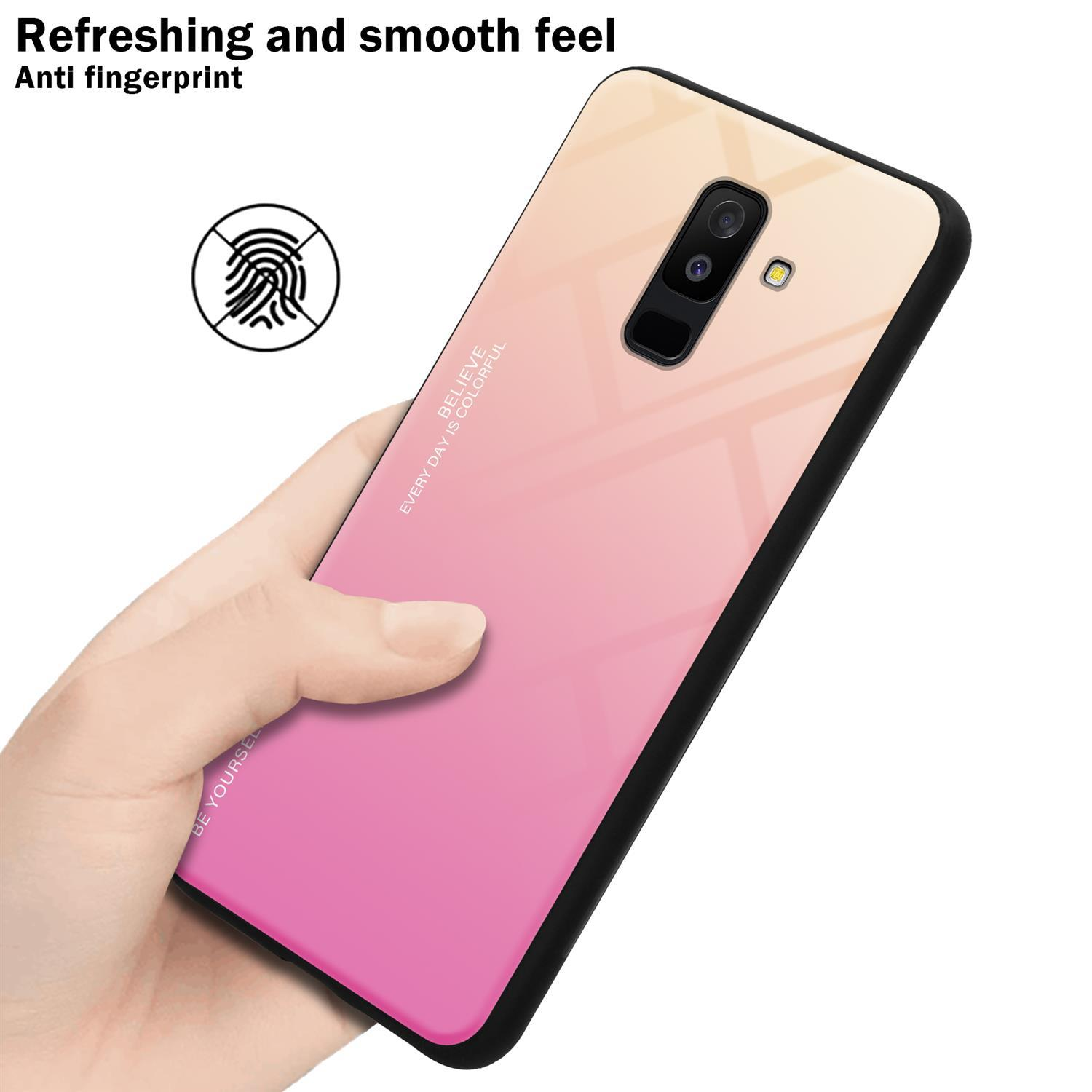 Una mano che tiene un telefono. Il telefono ha una sfumatura dal rosa al giallo. Il telefono è in una custodia.
