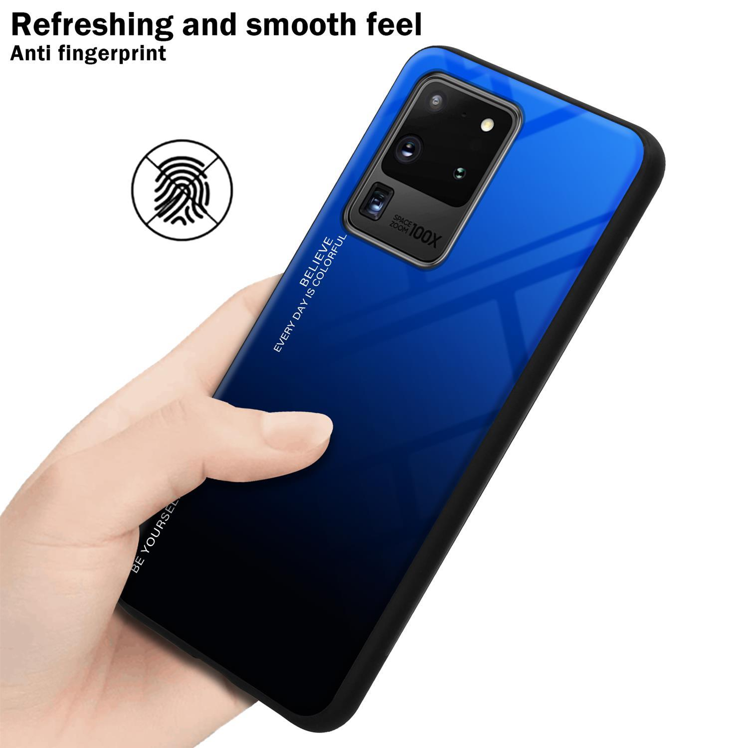 Mano che tiene un telefono con una custodia sfumata blu-nero. Testo: Sensazione rinfrescante e liscia. Anti impronte.