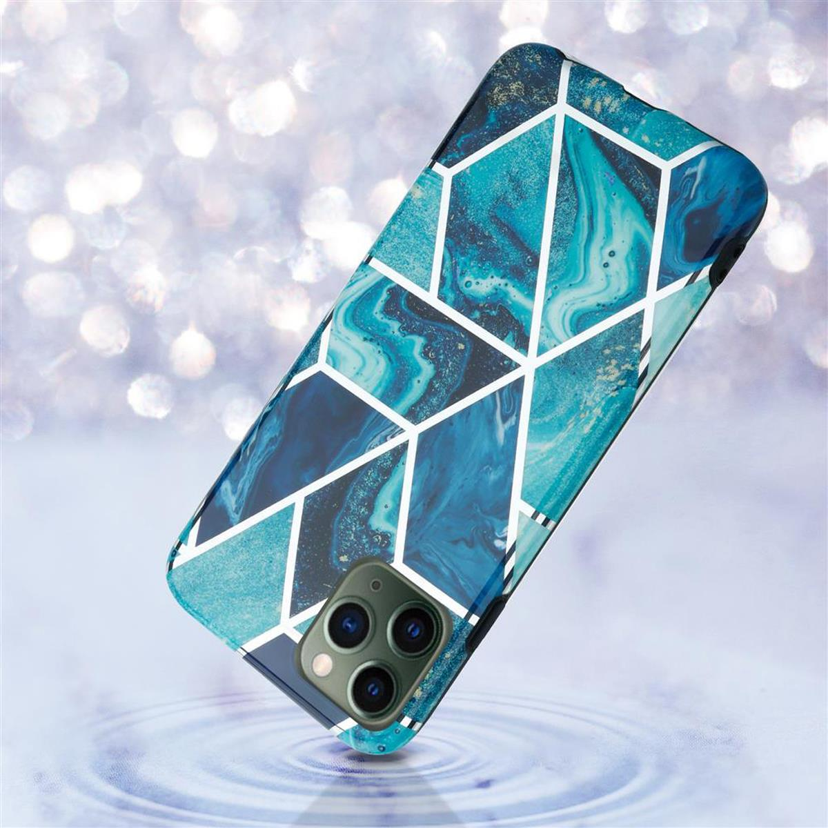 Una custodia per telefono con un design a marmo blu e linee geometriche bianche, su uno sfondo blu simile all'acqua.