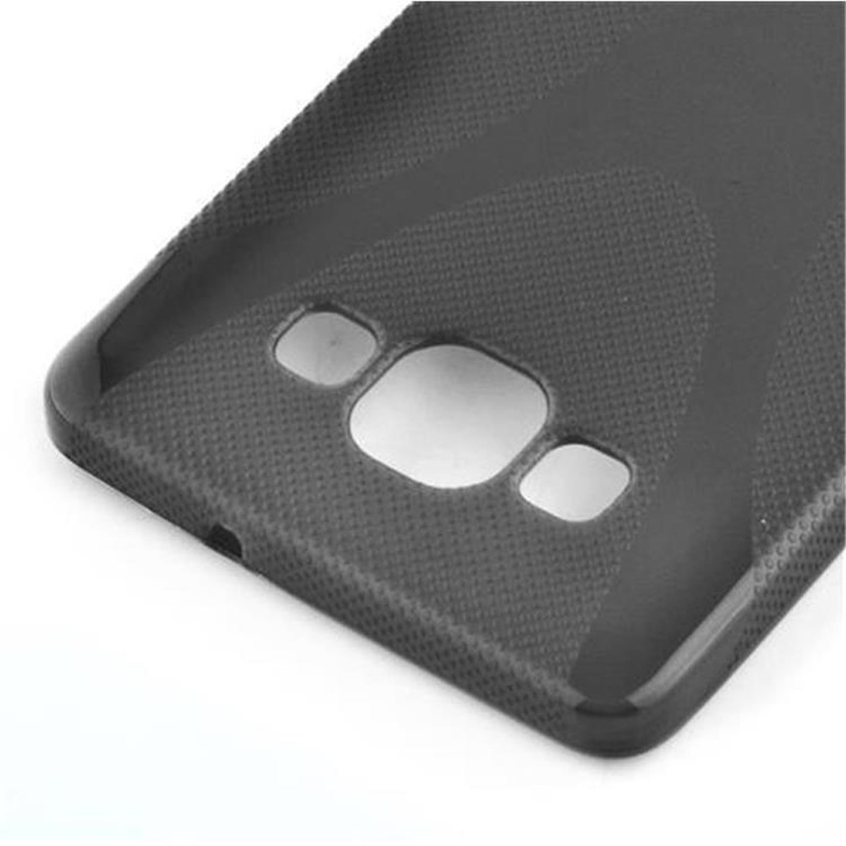 Eine schwarze Handyhülle mit gepunkteter Textur und Aussparungen für die Kamera und andere Funktionen.