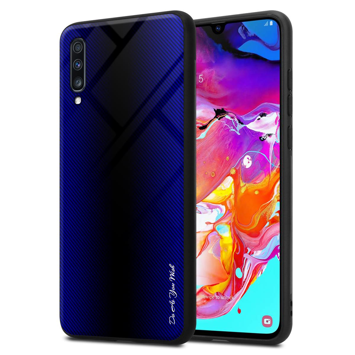 Un telefono in una custodia blu-nera sfumata. Il telefono è a destra.