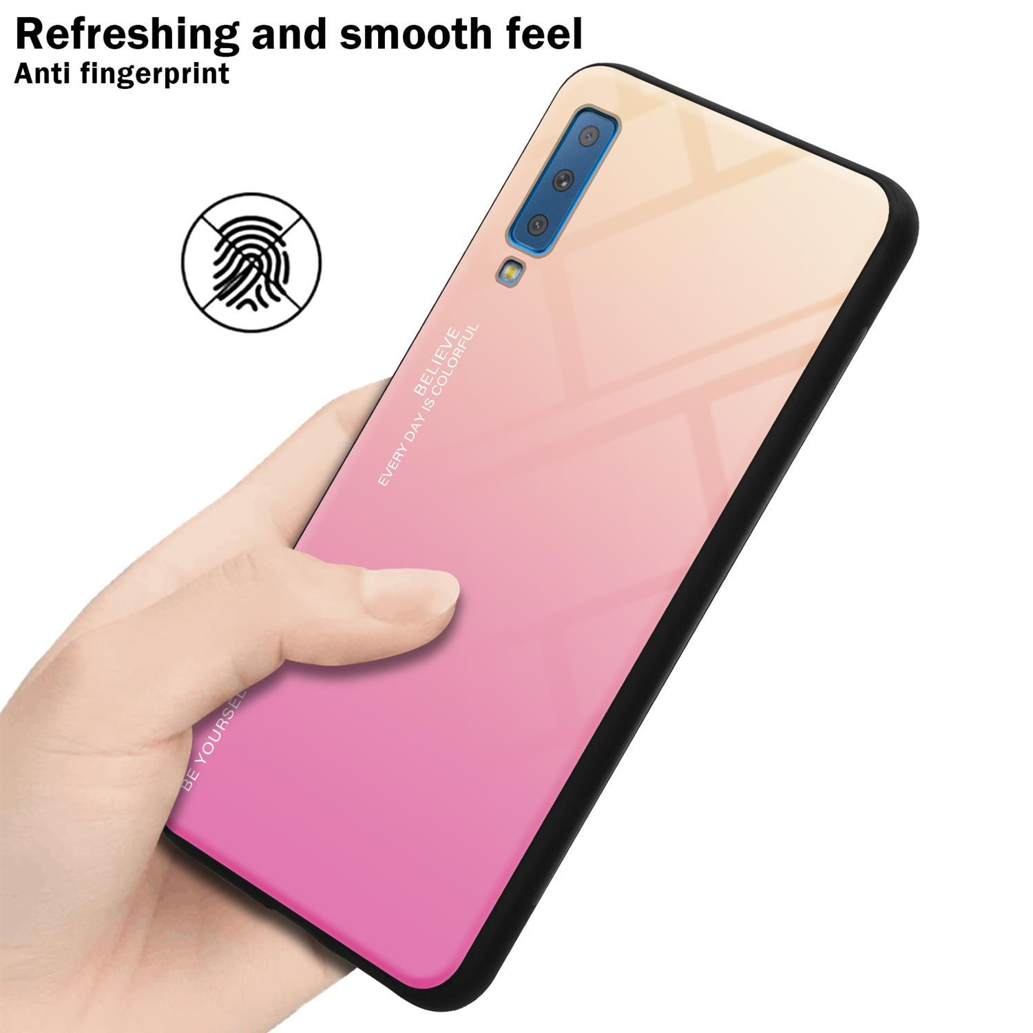 Una mano che tiene un telefono con una sfumatura rosa e gialla. Il testo dice 'Credi che ogni giorno sia colorato'.
