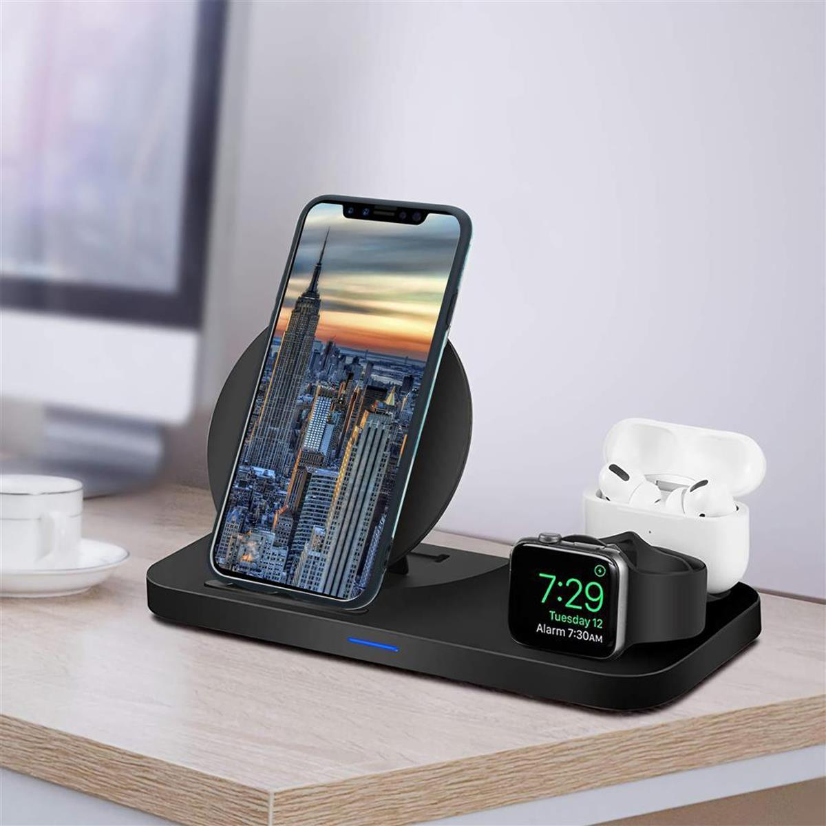 Stazione di ricarica wireless con telefono, auricolari e smartwatch.