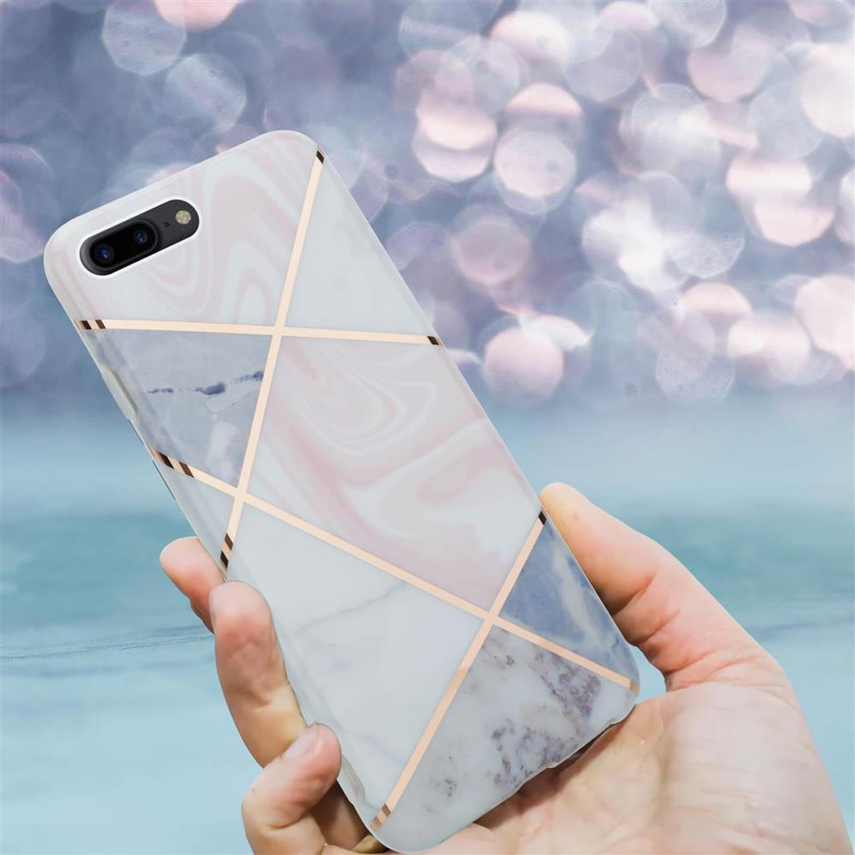 Handyhülle, Marmor-Design. Das Telefon wird von einer Hand gehalten. Goldene Linien verlaufen hindurch.