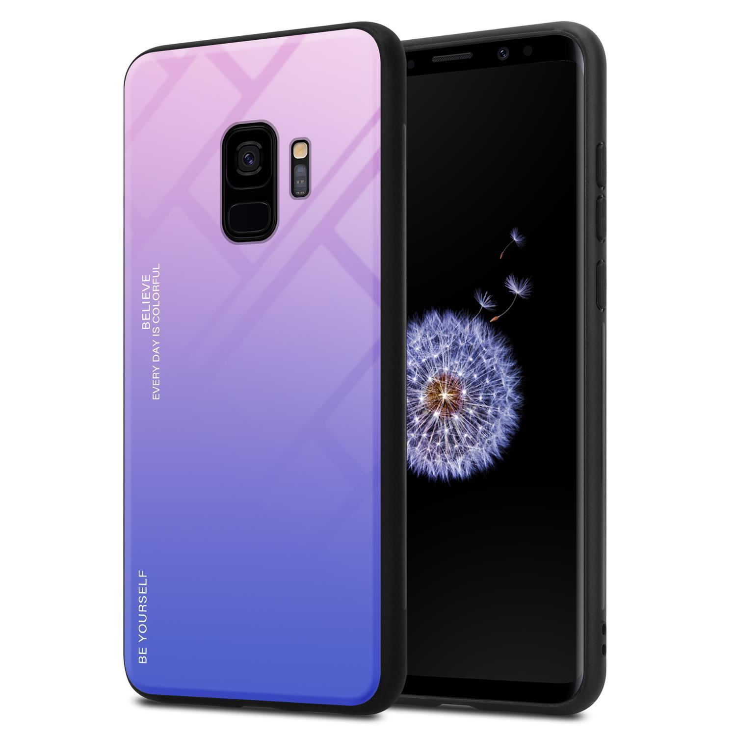 Un telefono in una custodia. La custodia ha una combinazione di colori sfumati. Lo schermo del telefono è nero.