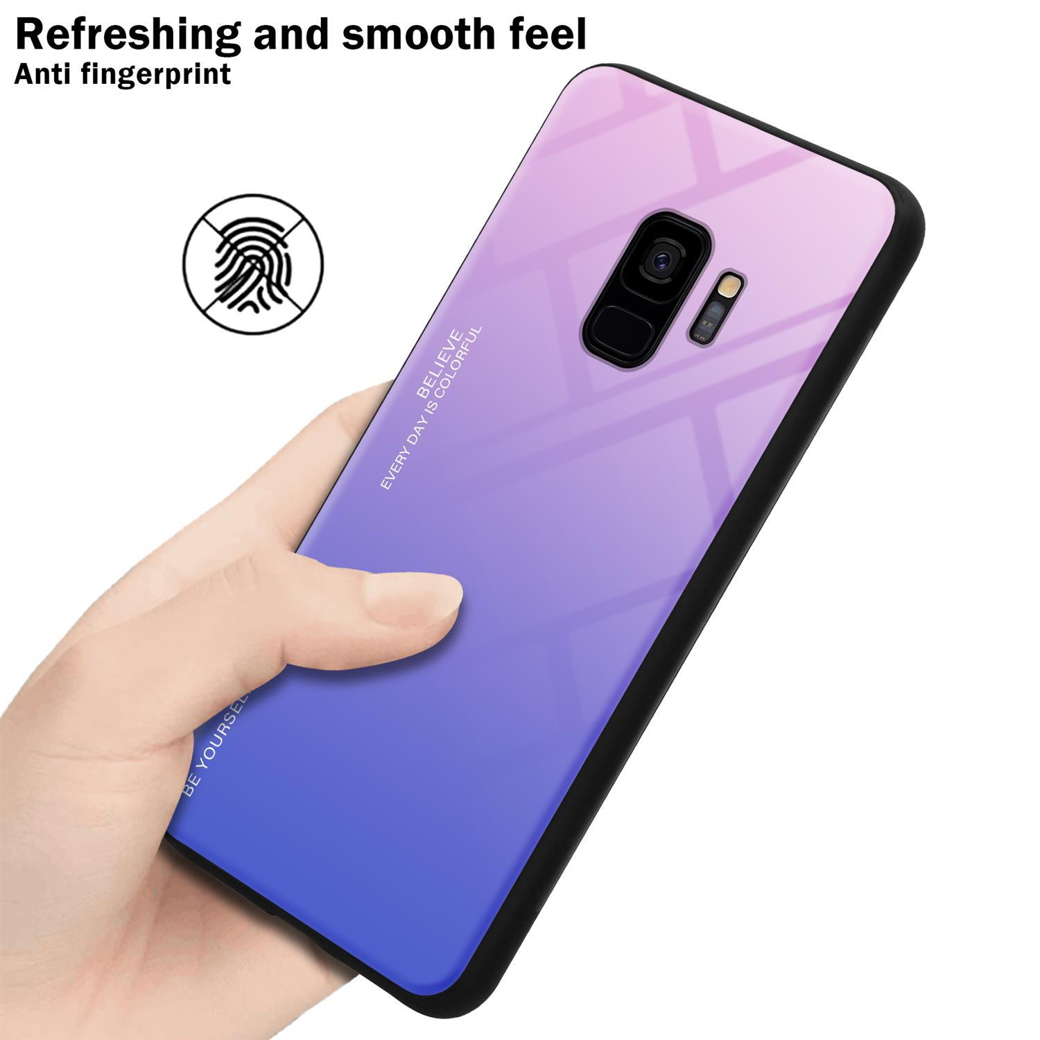 Mano che tiene un telefono con una custodia sfumata dal viola al blu. Icona impronta digitale. Sfondo bianco.