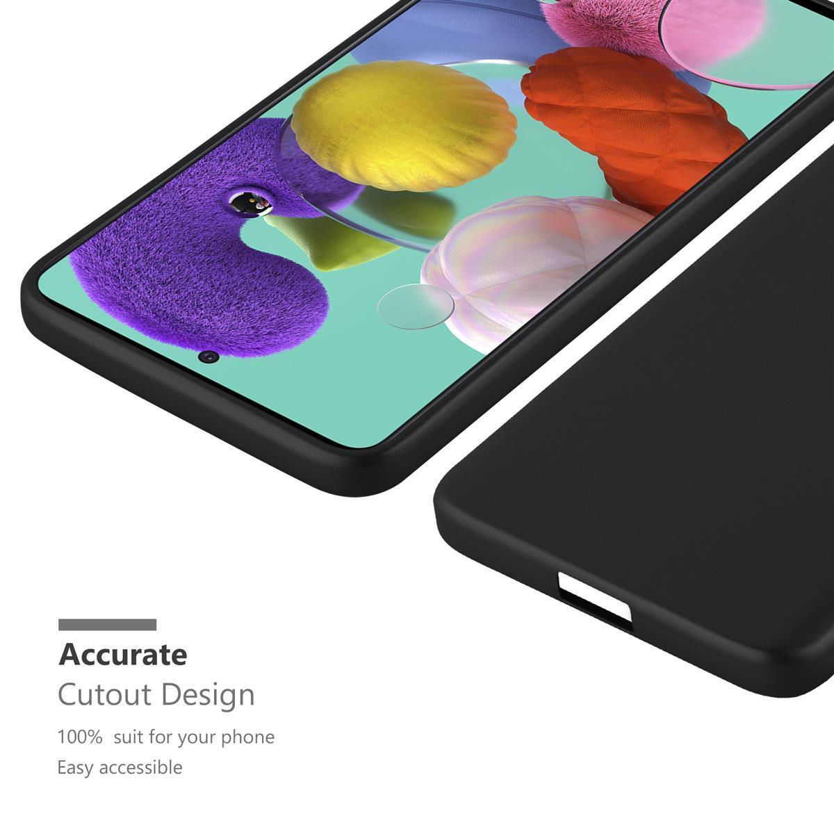 Handyhülle und Telefon auf weißem Hintergrund. Präzises Ausschnittdesign. Telefon mit farbenfroher Anzeige.
