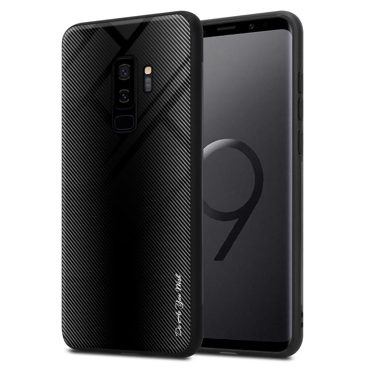 Custodia del telefono nera con motivo in fibra di carbonio. La custodia è su uno smartphone nero. Lo sfondo è bianco.