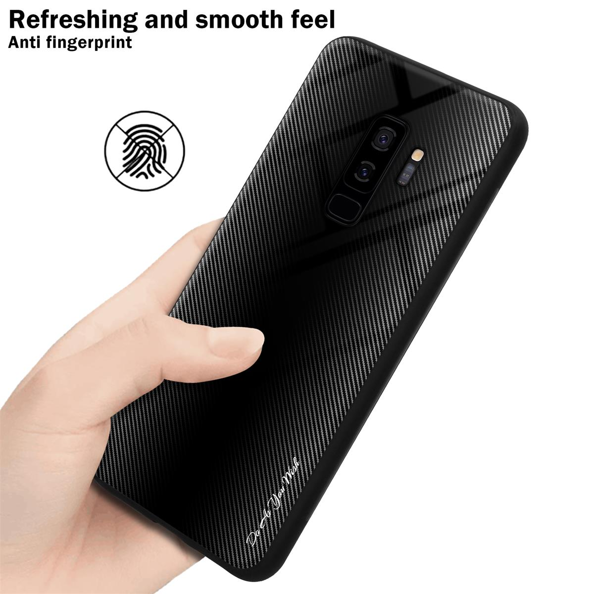 Mano che tiene un telefono nero con motivo in fibra di carbonio. Testo: 'Refreshing and smooth feel'.