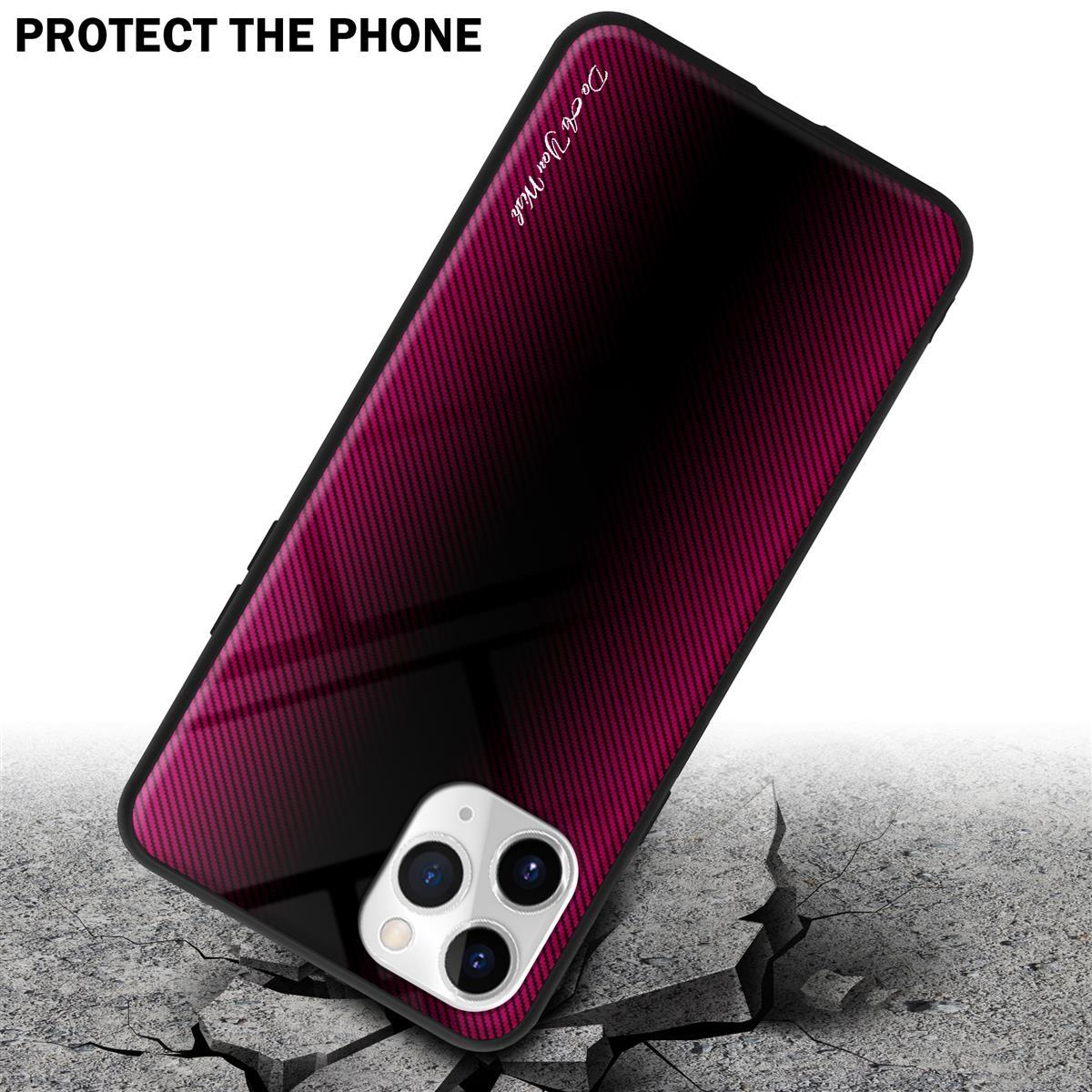 Telefono in una custodia rossa e nera, su una superficie incrinata. Il testo dice "PROTEGGI IL TELEFONO".