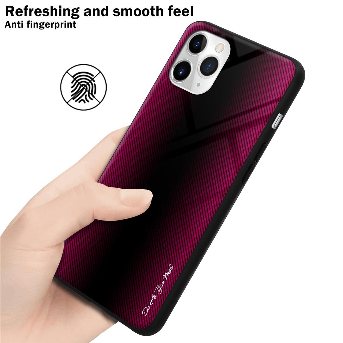 Mano che tiene un telefono con custodia. La custodia ha un motivo rosa e nero. Il testo dice 'Do As You Wish'.