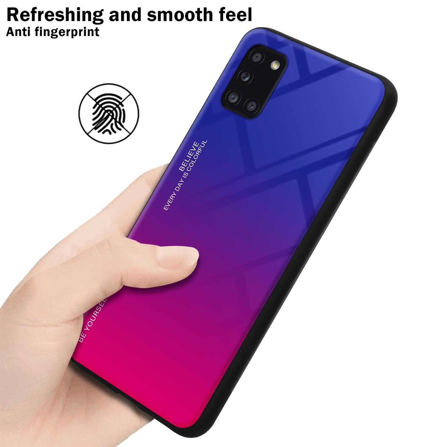 Hand hält ein Telefon mit einer Hülle mit rosa, lila und blauem Farbverlauf.