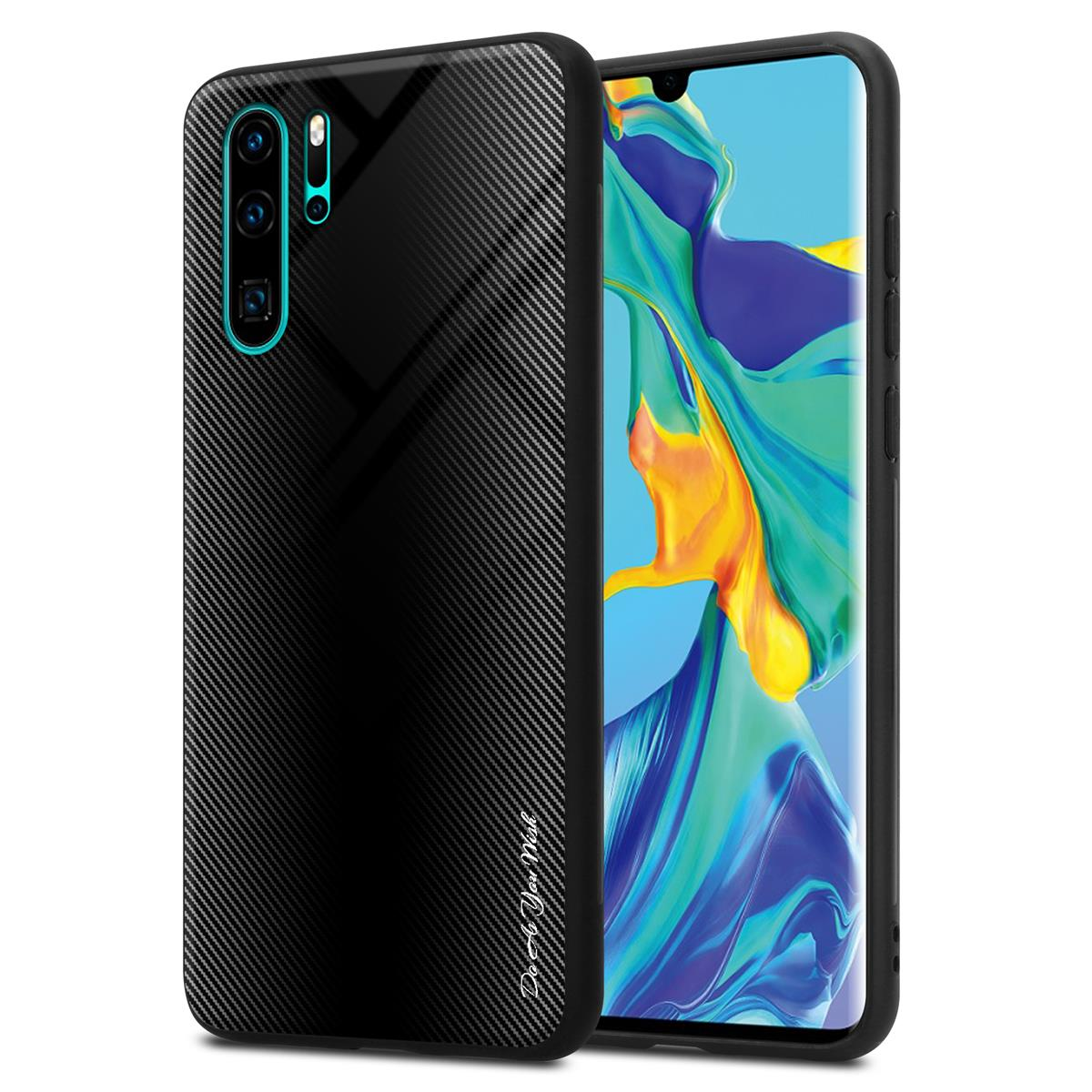 Eine schwarze Handyhülle mit Karbonfasermuster, neben einem Telefon.