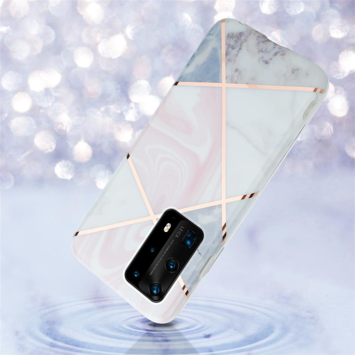 Una custodia per telefono dal design marmorizzato è posizionata su una superficie d'acqua. Lo sfondo è sfocato e lucido.