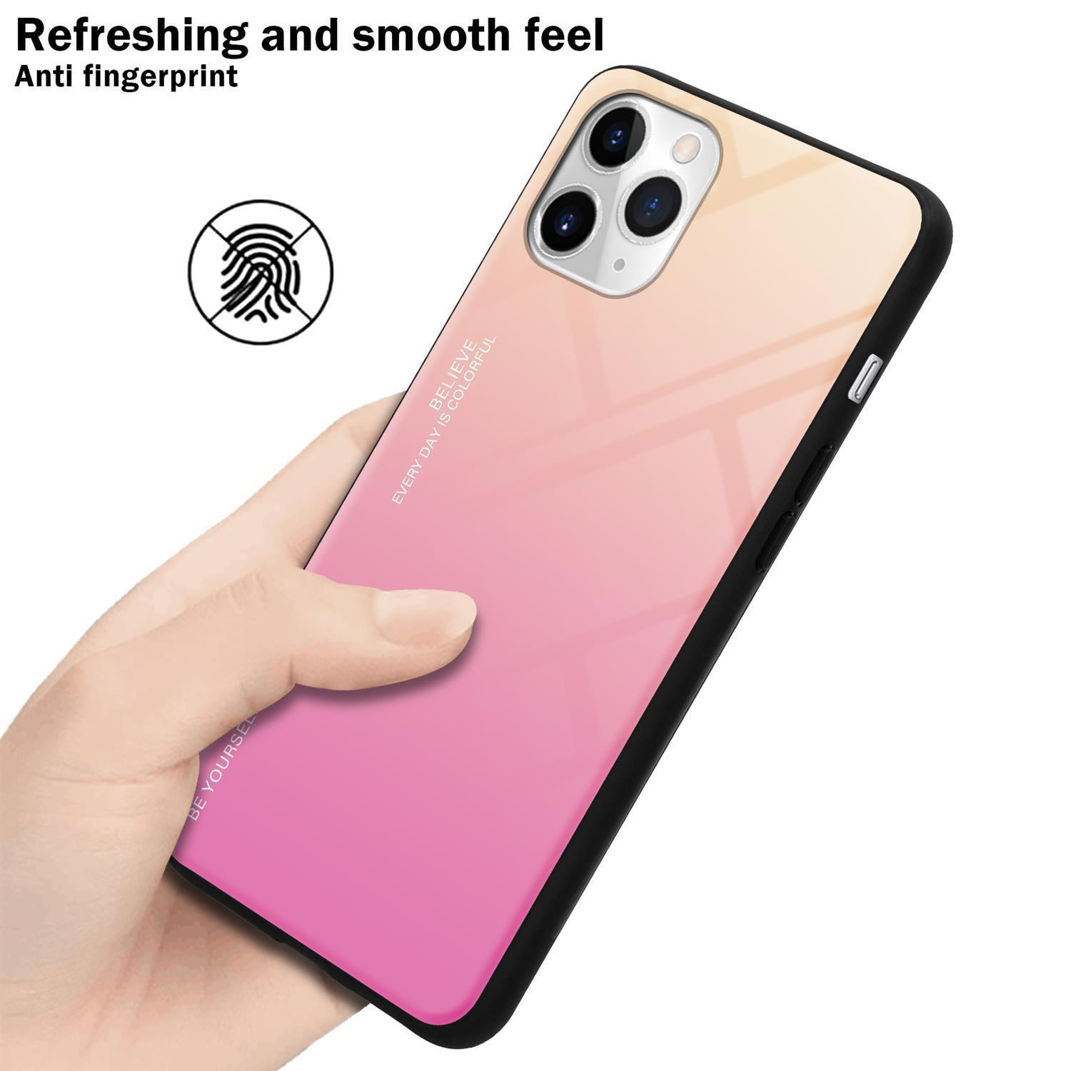 Mano che tiene un telefono con custodia sfumata rosa e arancione. Funzione anti-impronta.