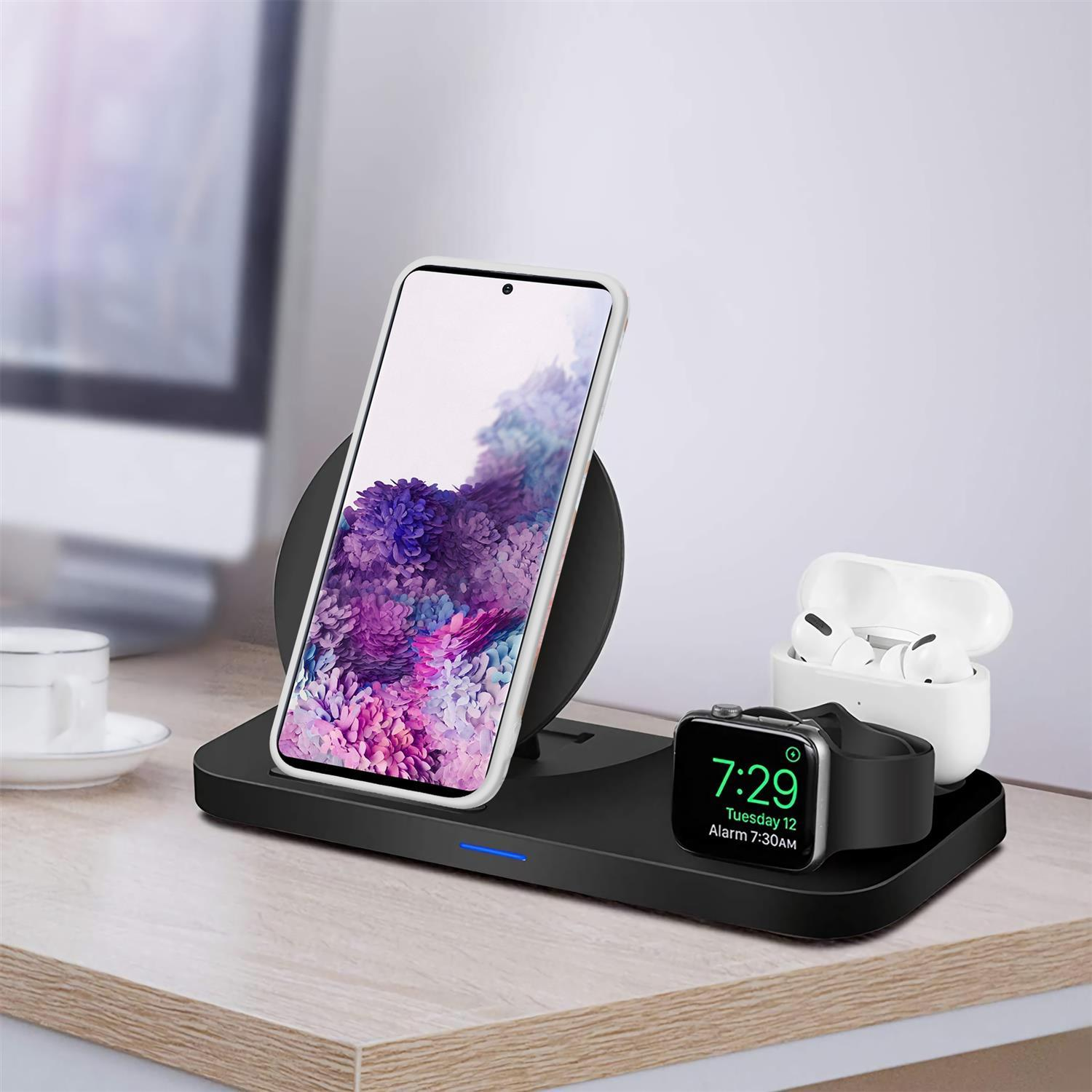Stazione di ricarica wireless con telefono, orologio e auricolari. Configurazione da scrivania.