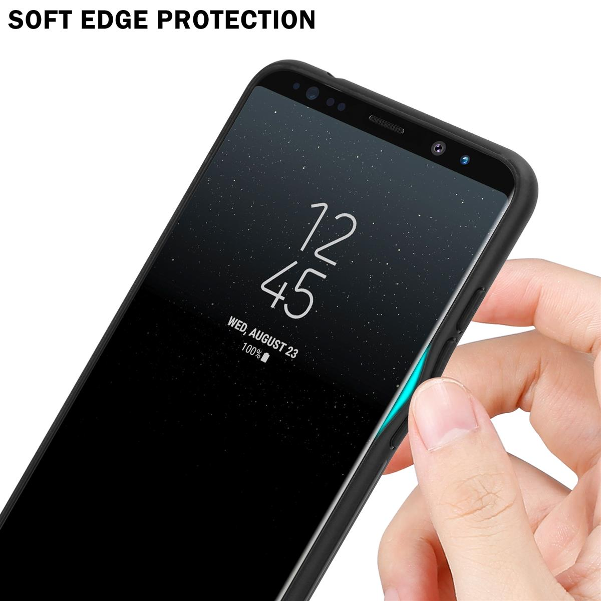 Hand berührt Kante eines schwarzen Telefons. Telefon hat schwarzen Bildschirm, Zeit wird angezeigt.