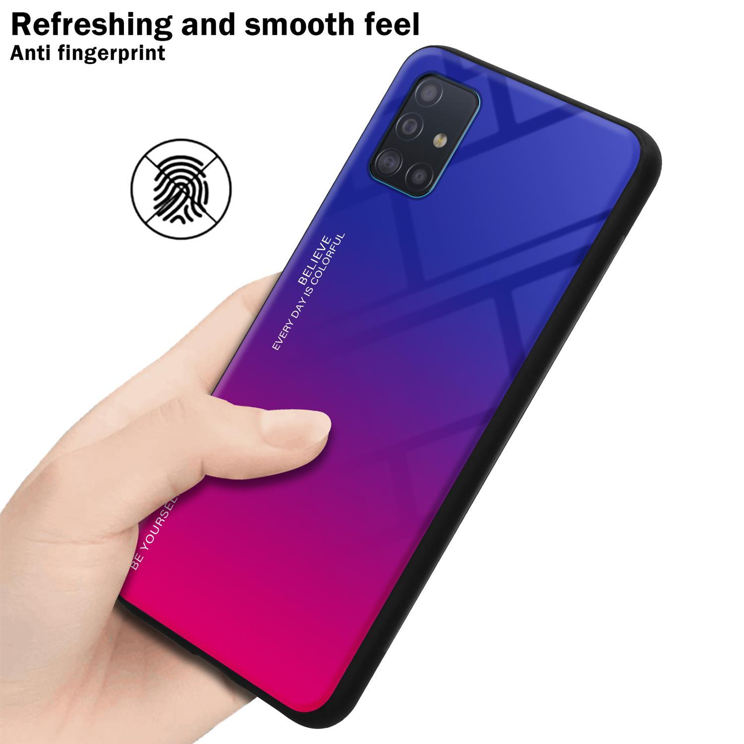 Una mano che tiene un telefono con un gradiente blu e rosa sul retro.