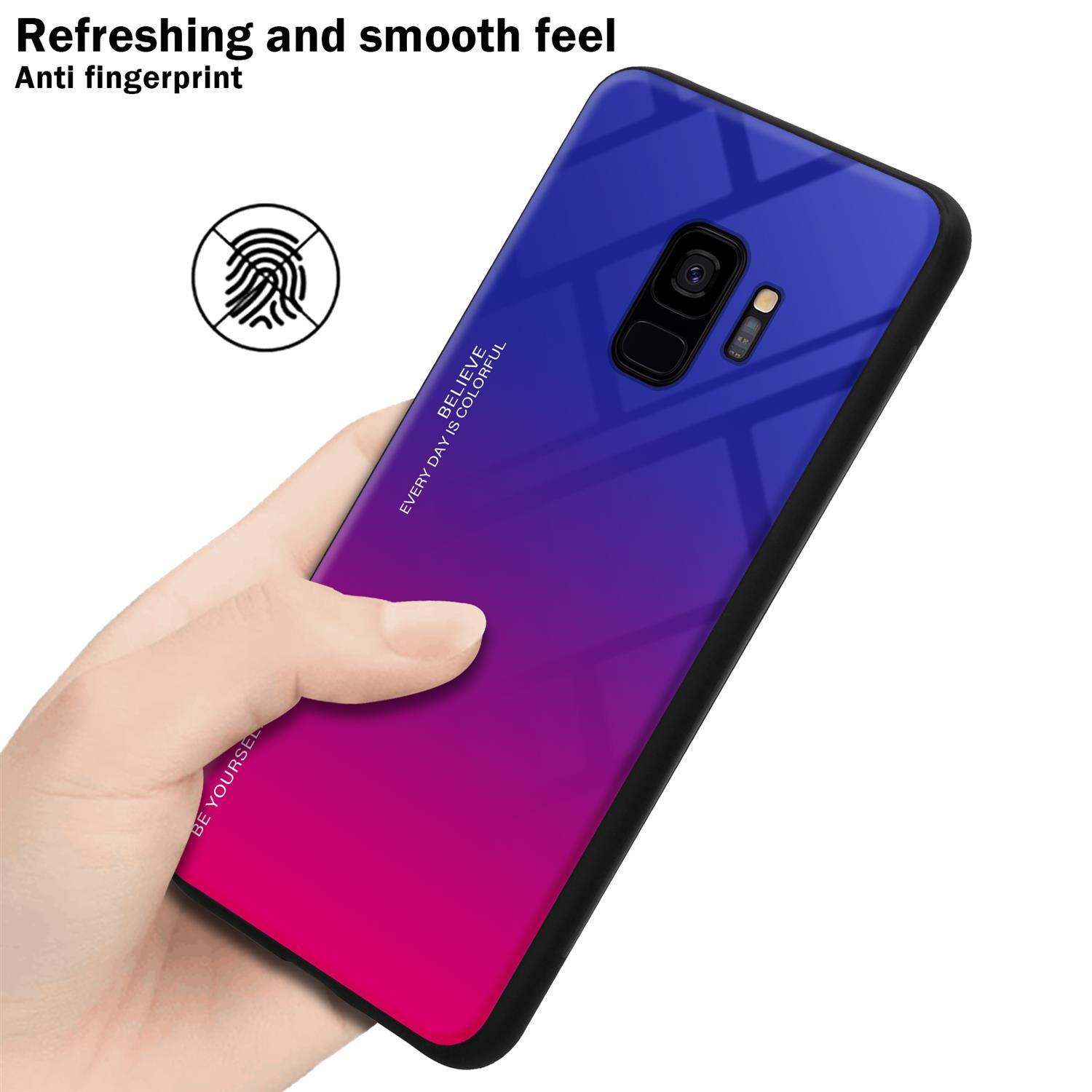 Una persona che tiene un telefono con una custodia sfumata blu-viola. Testo rinfrescante visibile.
