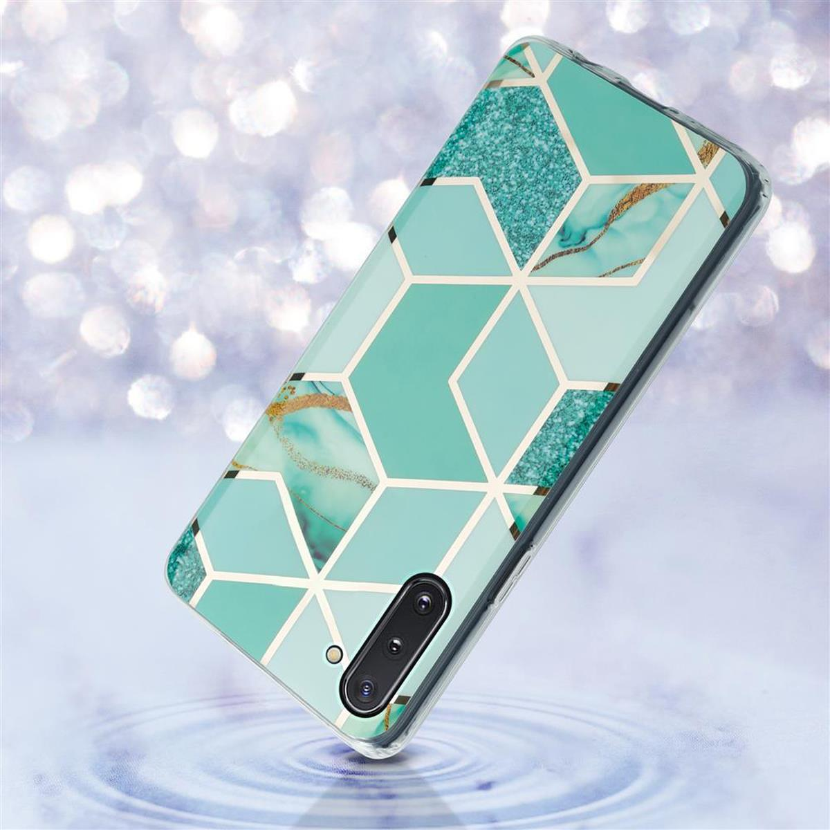 Una custodia per telefono con un design geometrico, appoggiata su una superficie simile all'acqua. La custodia ha un design verde acqua e oro.