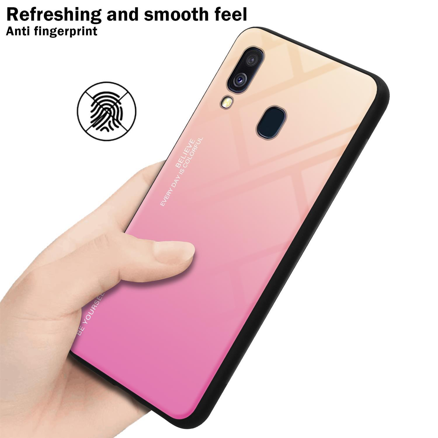 Hand hält Telefon. Das Telefon hat einen rosa-pfirsichfarbenen Farbverlauf. Text: 'Erfrischendes und glattes Gefühl' und Fingerabdruck.