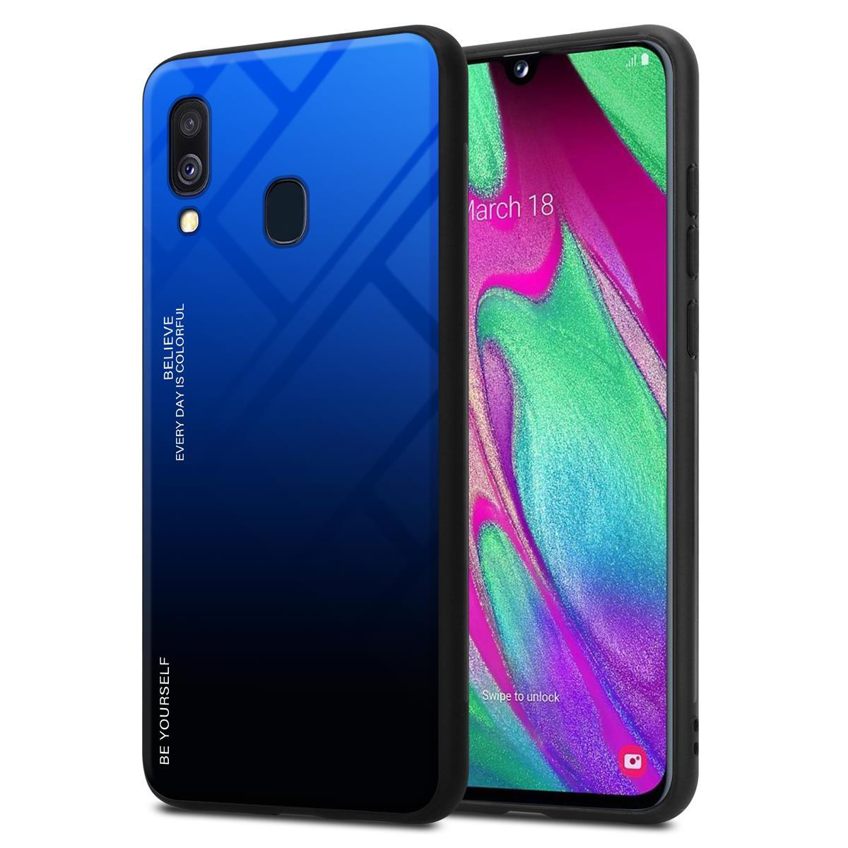 Ein Telefon mit einer blauen Farbverlaufs-Hülle. Das Telefon rechts zeigt eine Benutzeroberfläche.