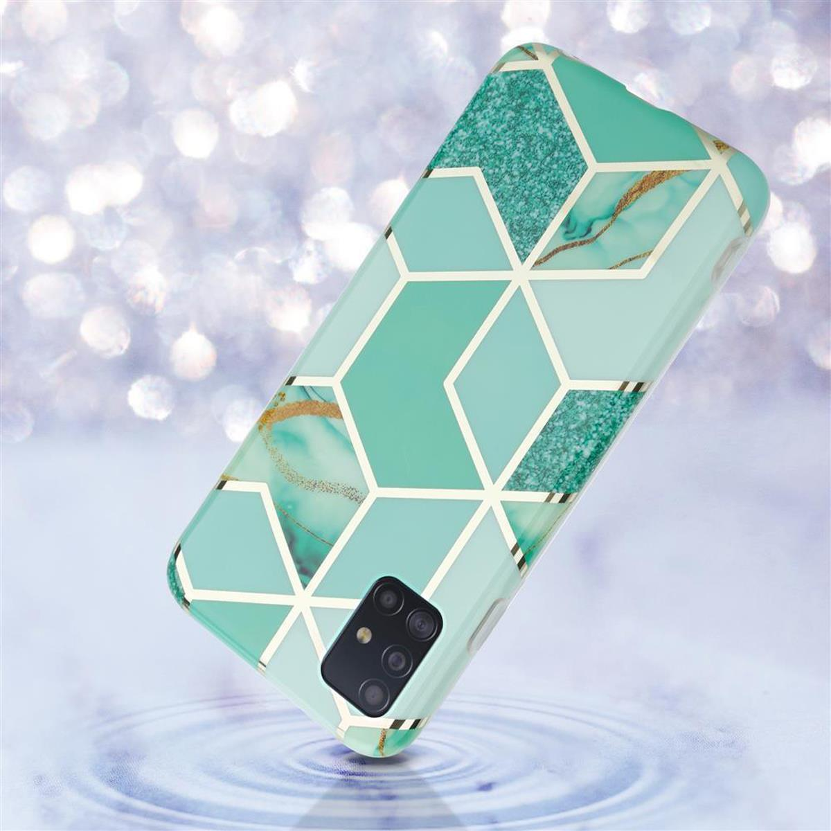 Custodia per telefono verde fantasia con linee dorate, fluttuante sopra una superficie d'acqua.