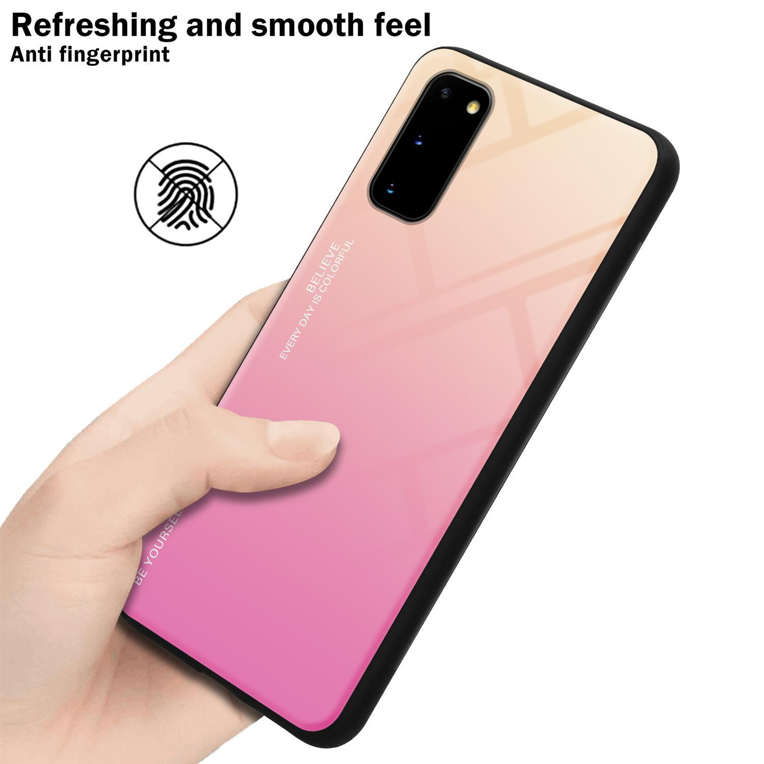 Mano che tiene uno smartphone con custodia sfumata rosa e gialla. Design anti-impronta.