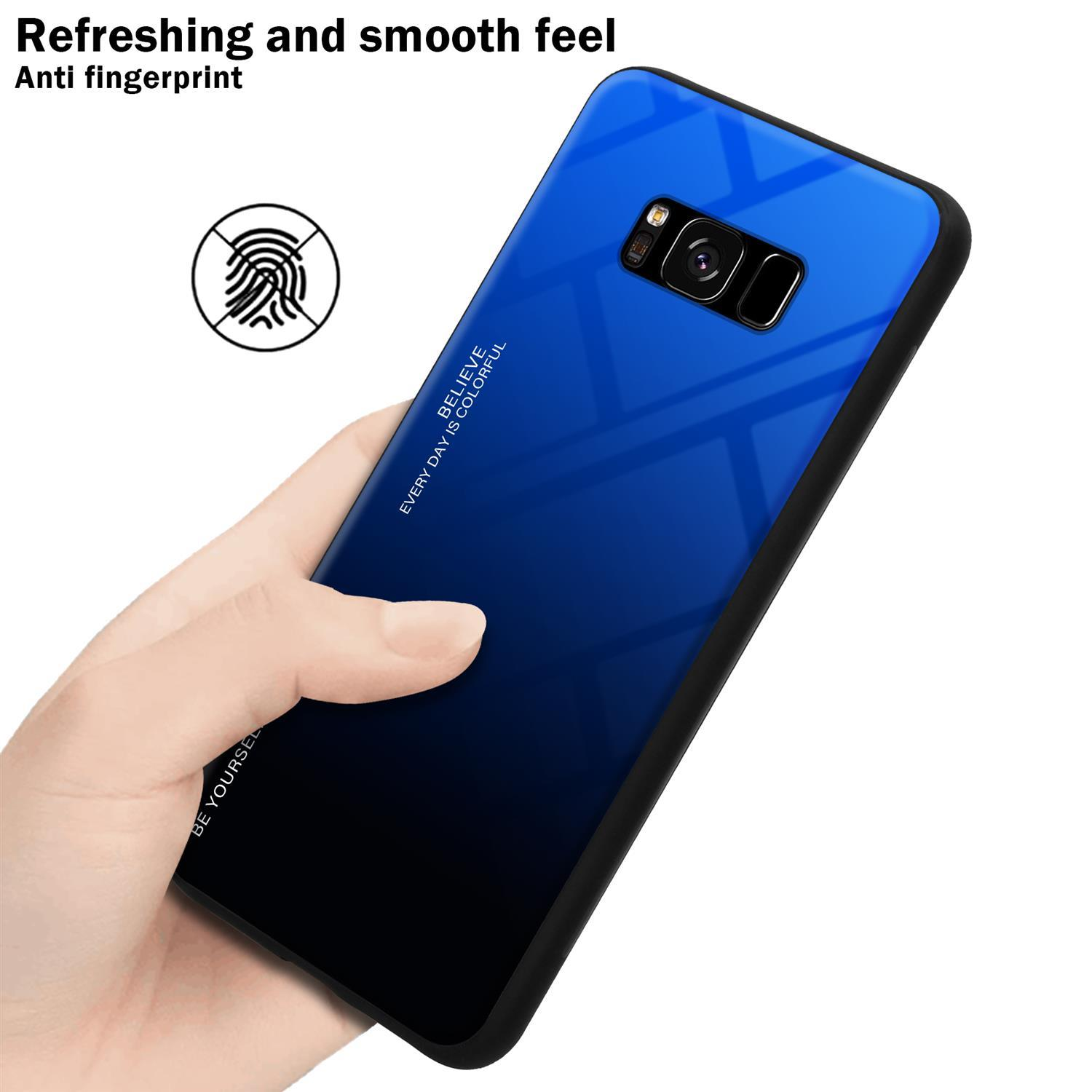 Una mano che tiene un telefono con custodia sfumata blu. Il telefono mostra un simbolo di impronta digitale.