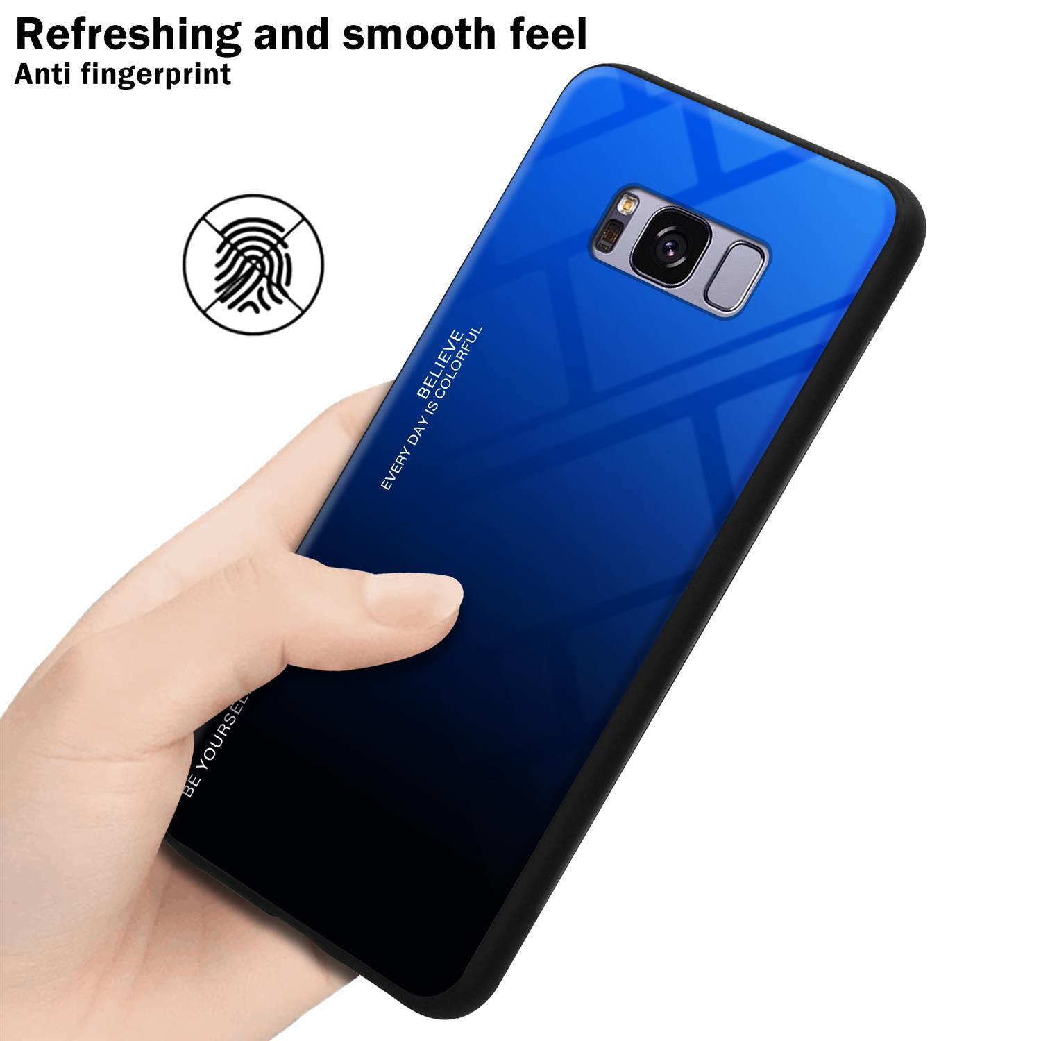 Una mano che tiene un telefono. La custodia del telefono ha una sfumatura blu e nera.