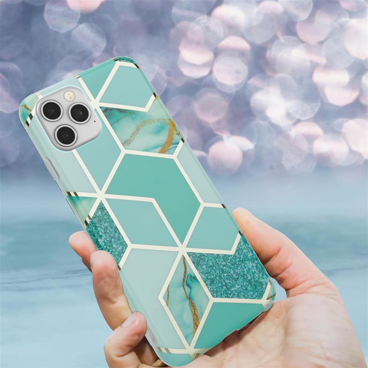 Mano che tiene una custodia per telefono con un motivo geometrico. La custodia è su uno sfondo azzurro.