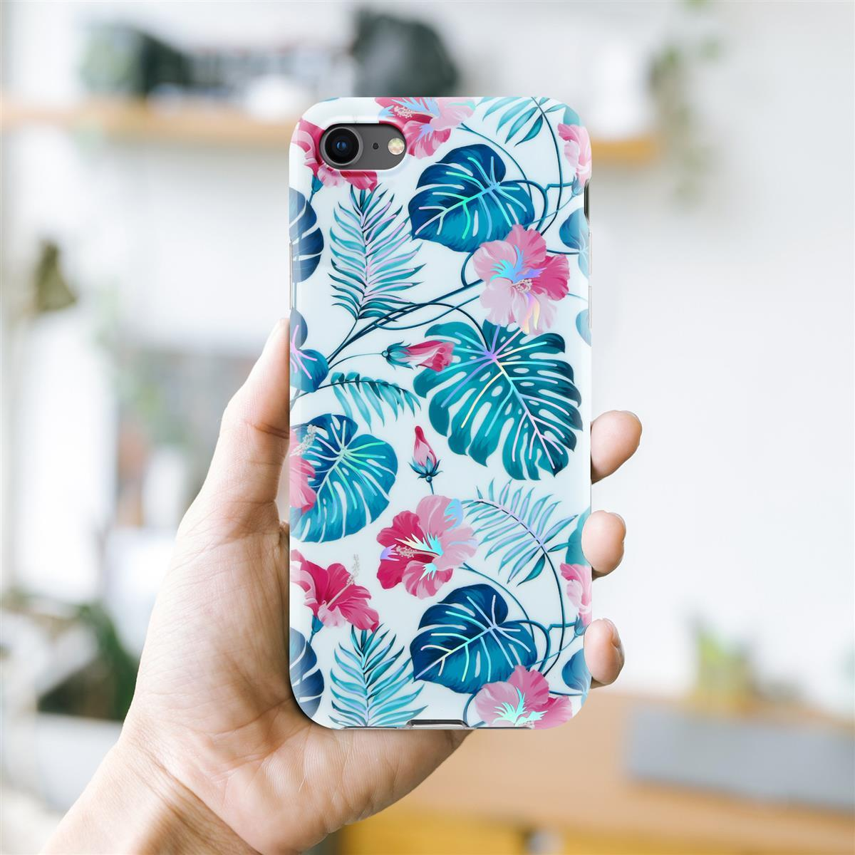 Mano che tiene una custodia per telefono con un design floreale. Lo sfondo è sfocato.