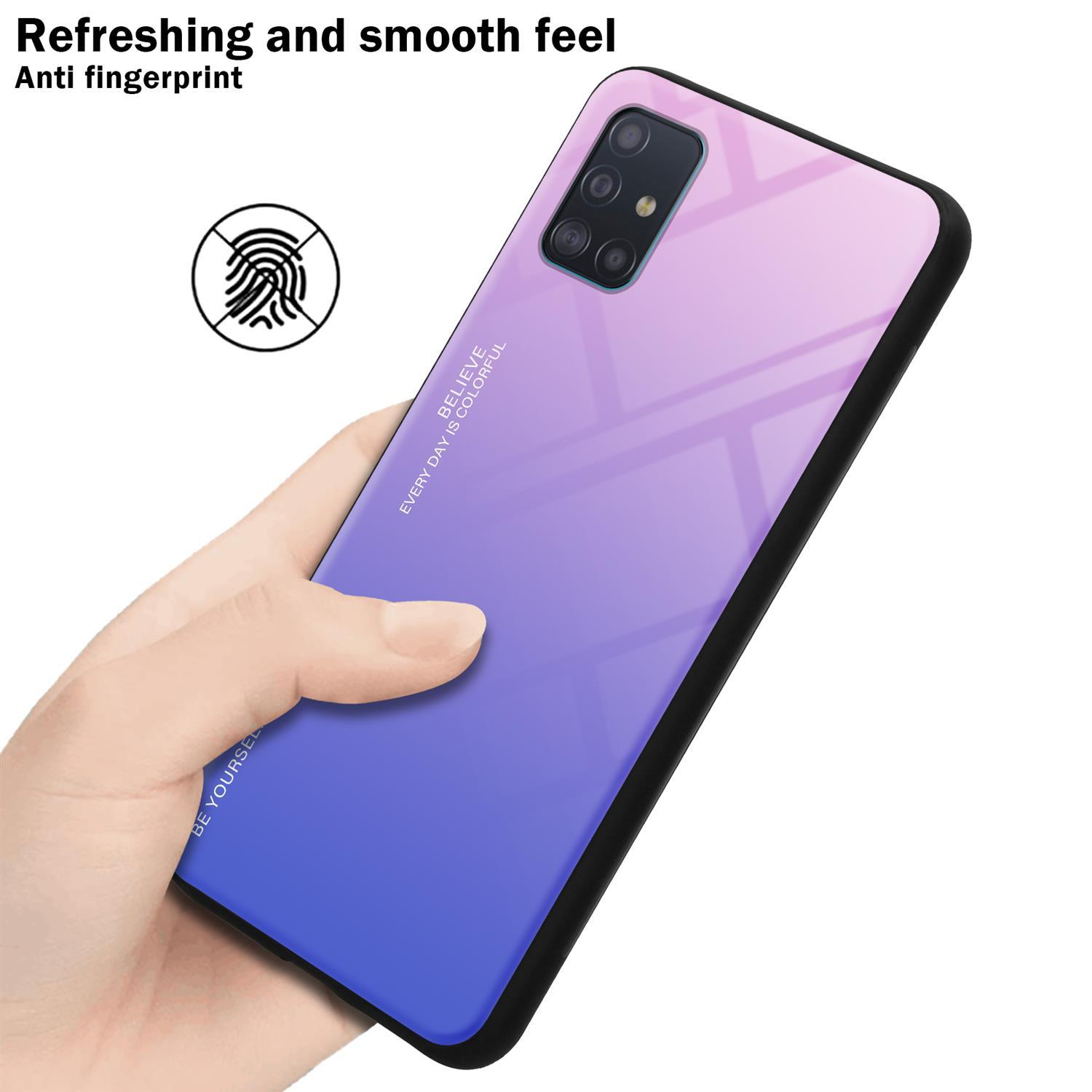 Una custodia per telefono con sfumatura blu-rosa è tenuta in mano. Testo: 'Sensazione rinfrescante e liscia'.