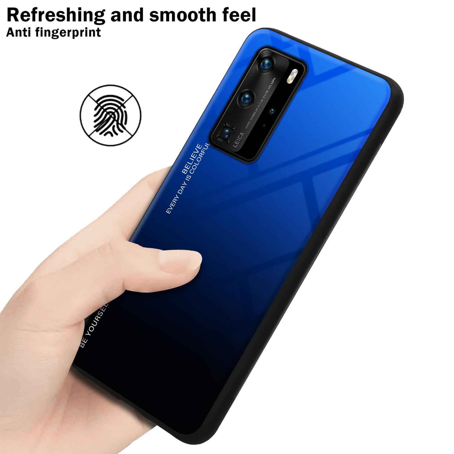 Handyhülle mit blau-schwarzem Farbverlauf auf der Rückseite. Eine Hand hält das Telefon.
