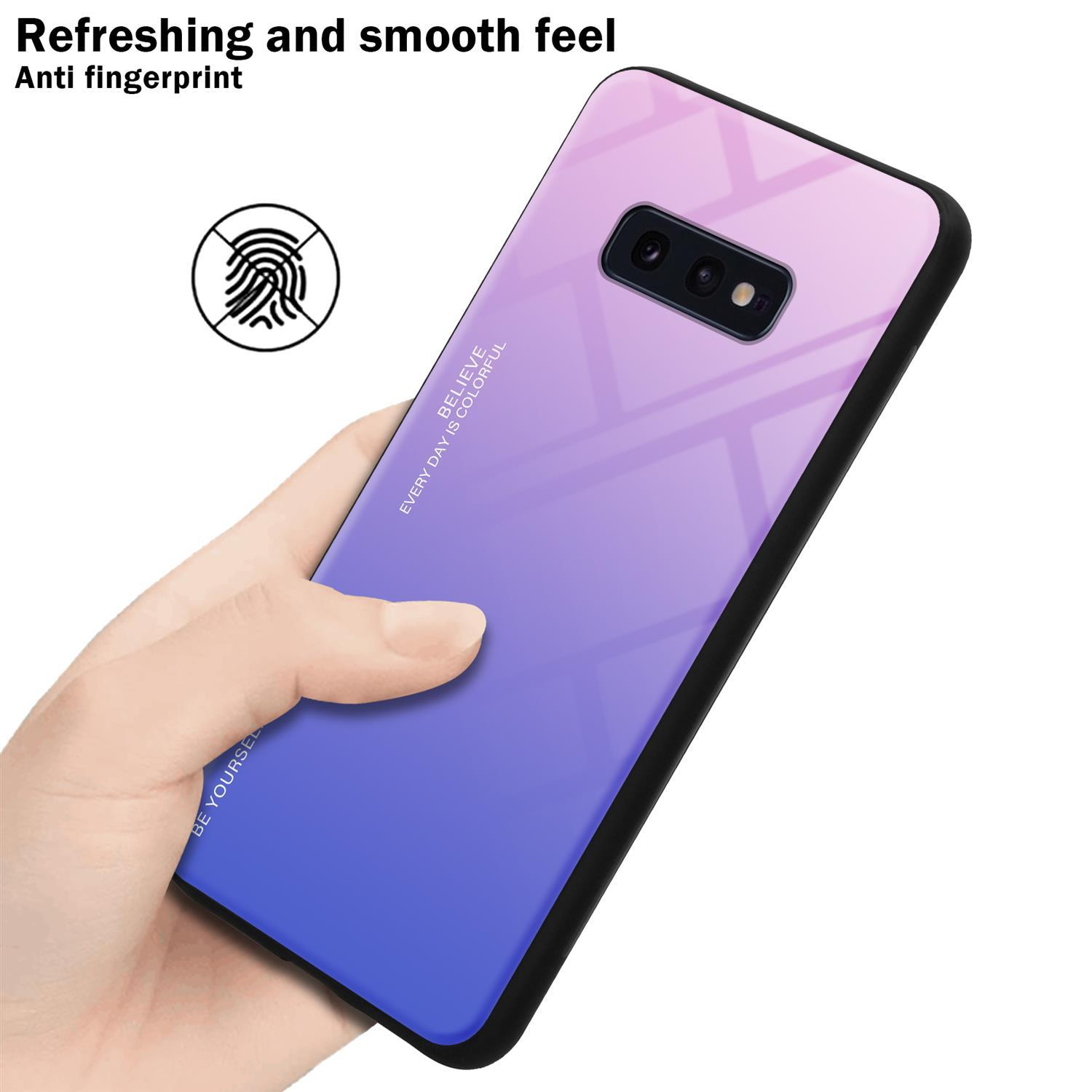 Una mano che tiene un telefono con una custodia sfumata blu e viola. Testo: Believe, Every day is colorful.