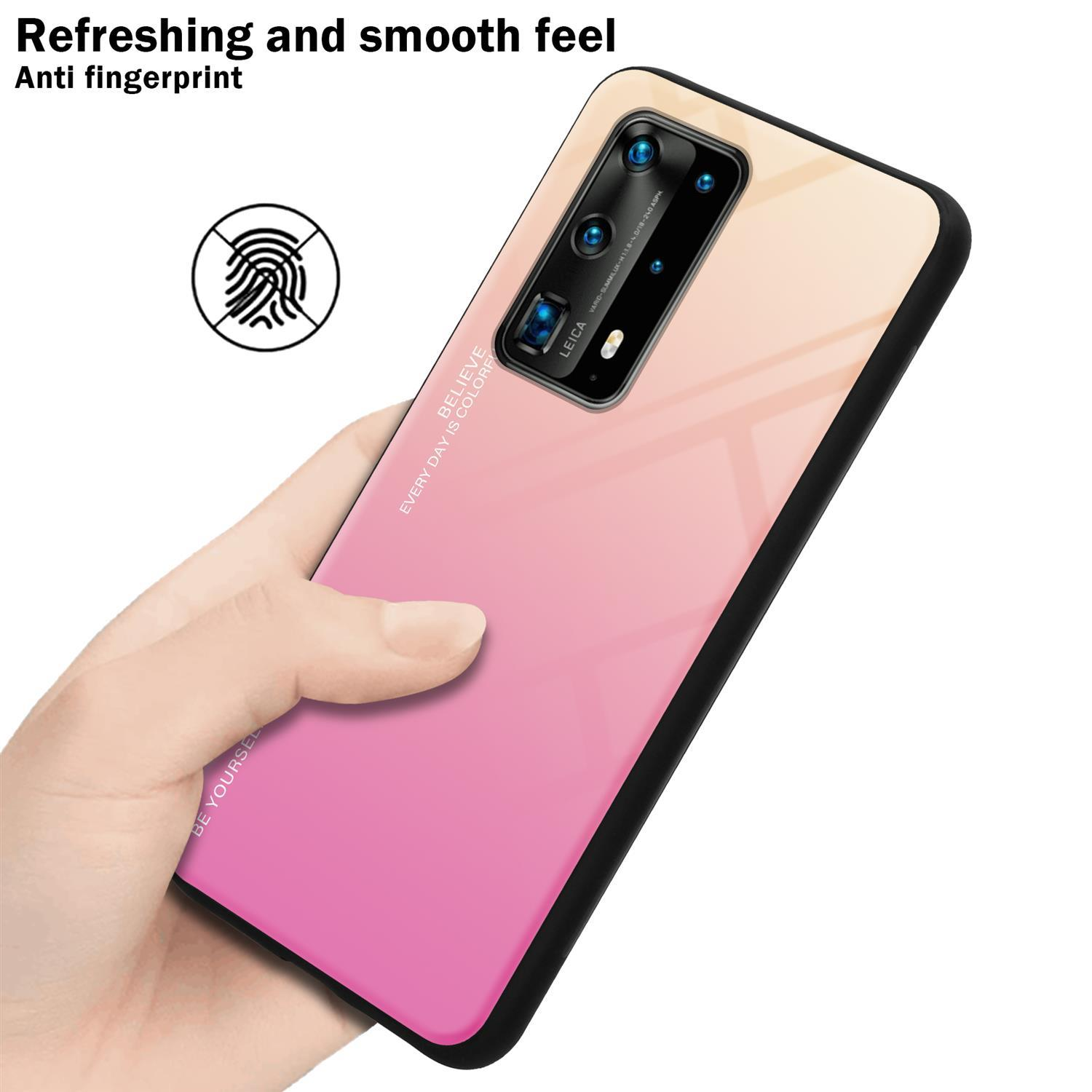 Mano che tiene un telefono con custodia sfumata dal rosa al giallo. Impronta digitale visibile. Anti-impronte.