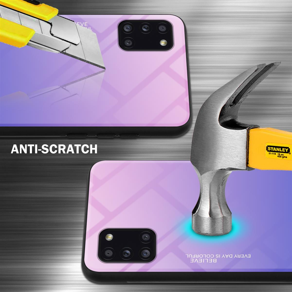 Zwei Handyhüllen werden mit einem Teppichmesser und einem Hammer zerkratzt. Die Hüllen haben einen lila Farbverlauf.