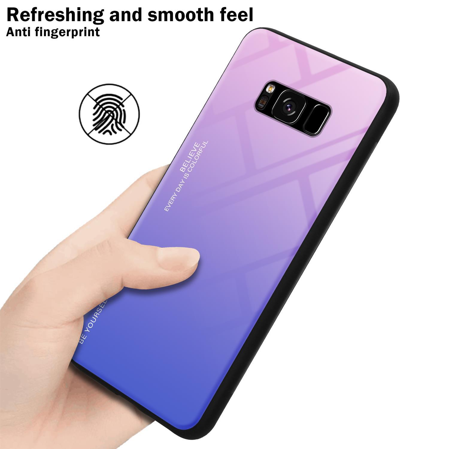 Mano che tiene telefono con custodia sfumata viola-blu. Bordi neri.