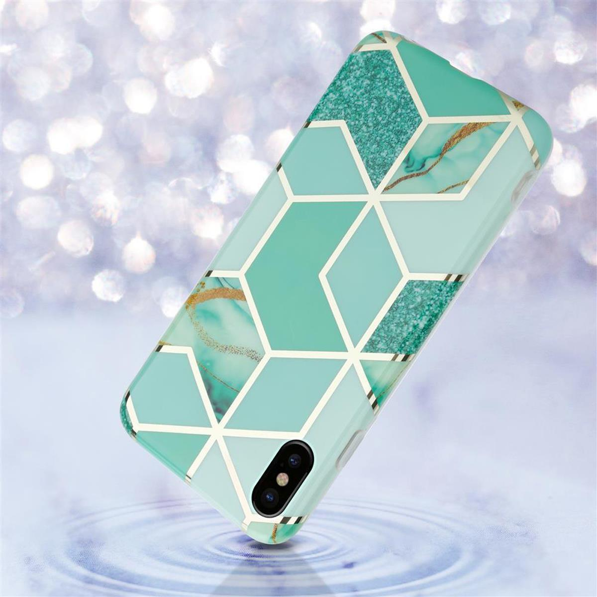 Una custodia per telefono con motivo geometrico verde e oro, su sfondo sfocato.